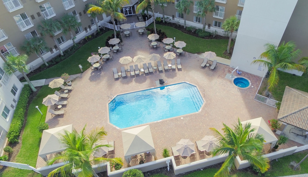 Holiday Inn Express and Suites Naples Downtown 7/64