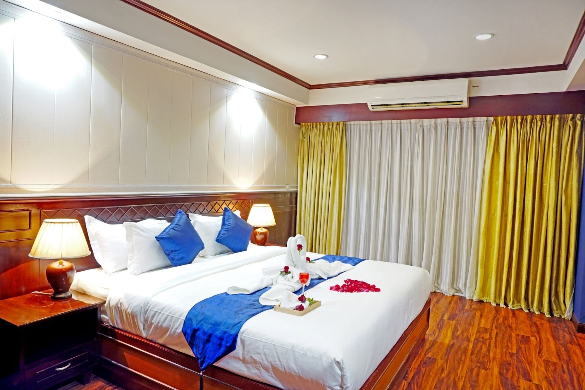 DELUXE SUITE