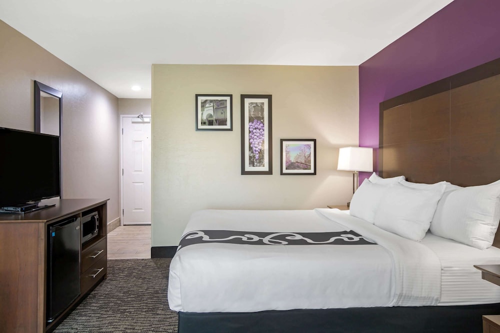 La Quinta Inn & Suites by Wyndham Visalia/Sequoia Gateway 15/60