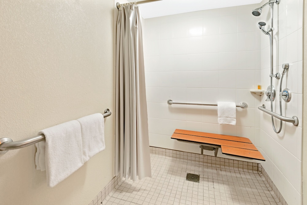 Days Inn by Wyndham Overland Park/Metcalf/Convention Center 11/14