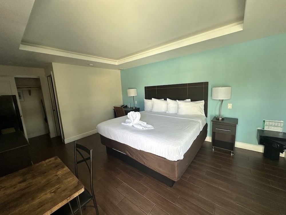 Curtis Inn & Suites 13/31