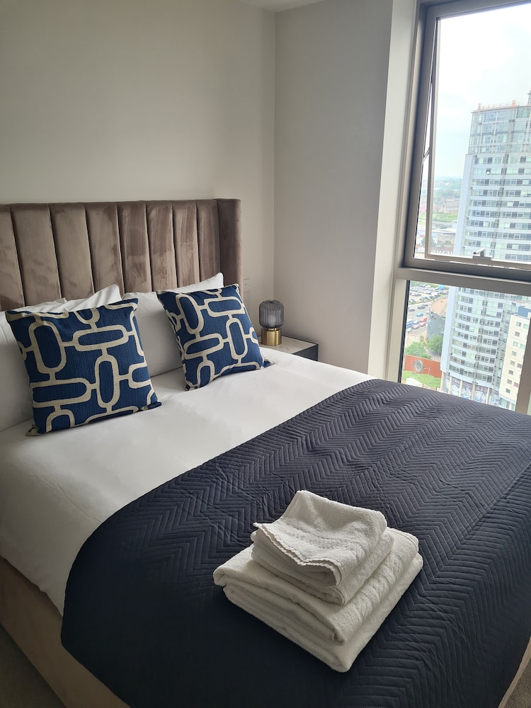 1 BEDROOM, APARTMENT, KING BED