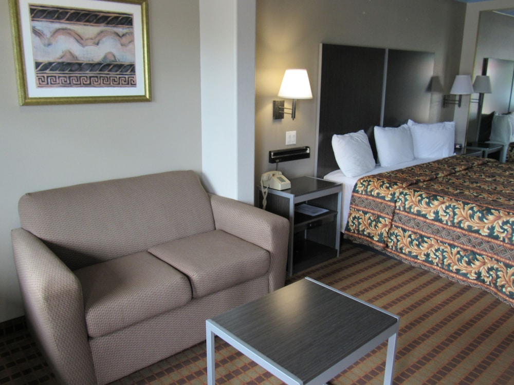 Camelot Inn &amp; Suites Highway 290/NW Freeway 15/36