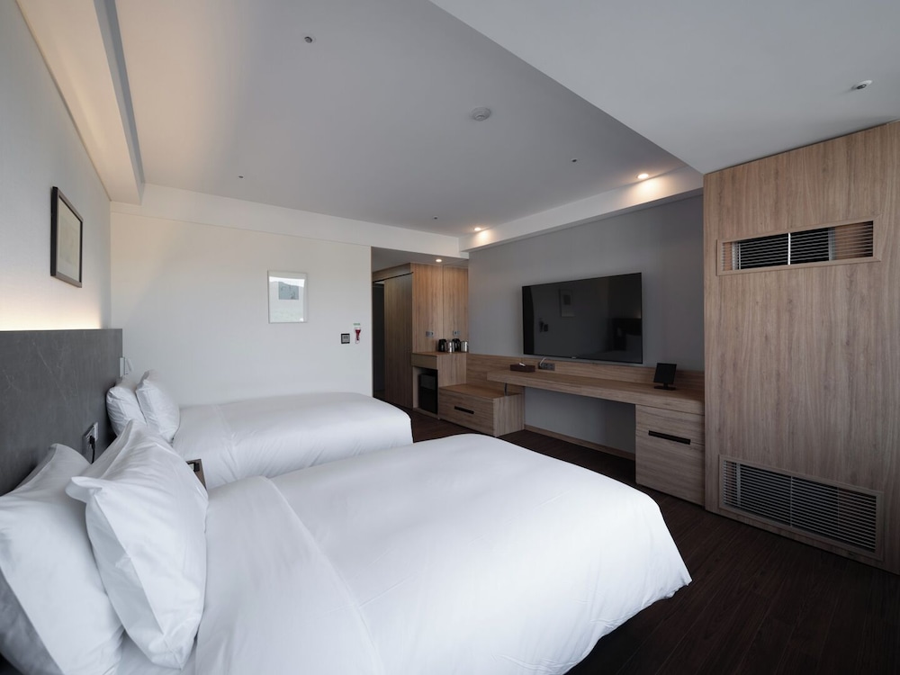 Party, Deluxe, Twin Beds, with Pool