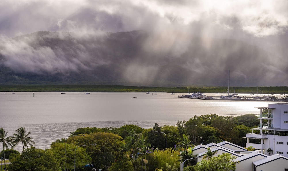 Rydges Esplanade Resort 63/68