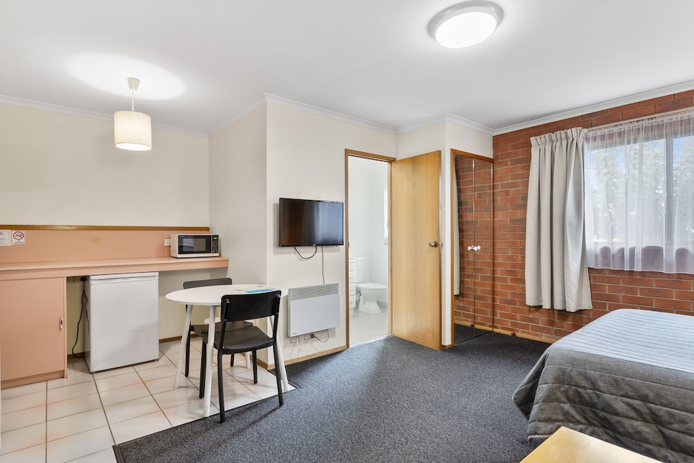 Martin Cash Motel 25/40
