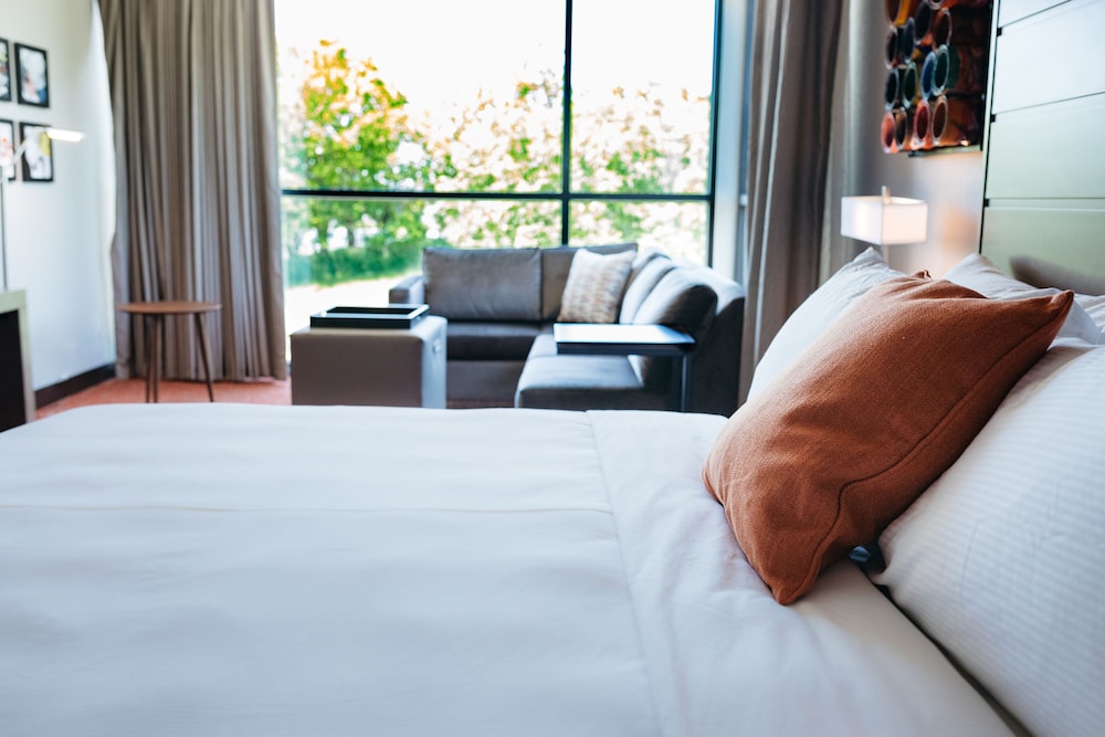 Revel Hotel Des Moines Urbandale, Tapestry Collection by Hilton 47/63