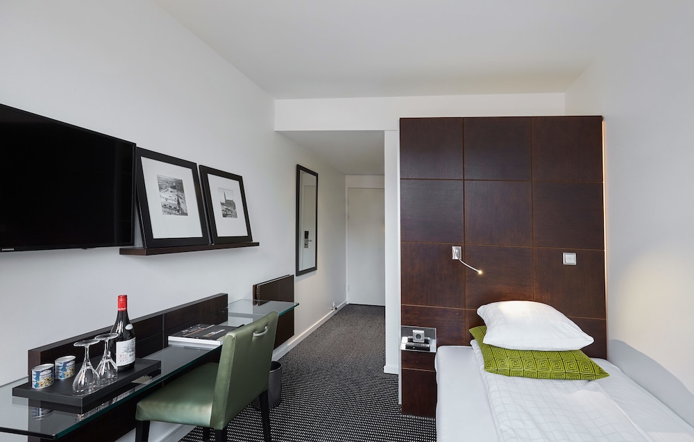 Square Hotel 25/43