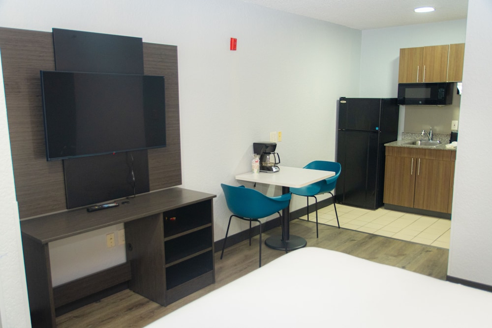 Studio 6 Extended Stay - West Palm Beach, FL 38/52