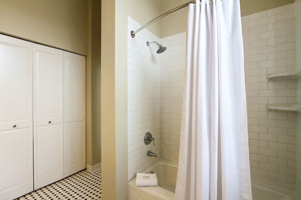 The Presidents Quarters Inn 73/76