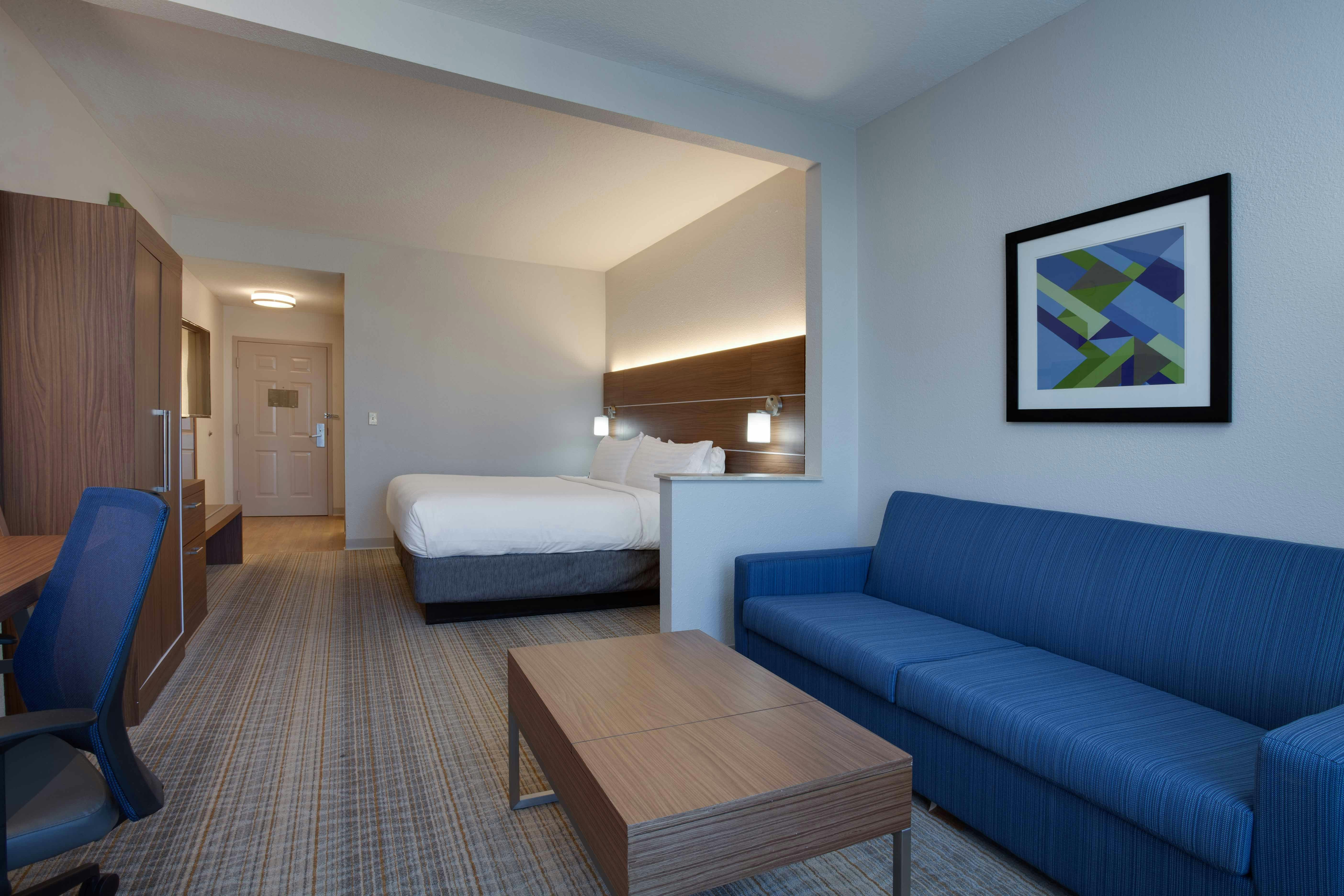Holiday Inn Express And Suites Orlando International Airport 34/62