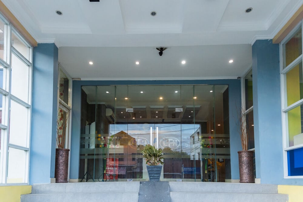 RedDoorz Plus @ Paal 2 Manado (RedDoorz - Elfah Hotel) 9/41