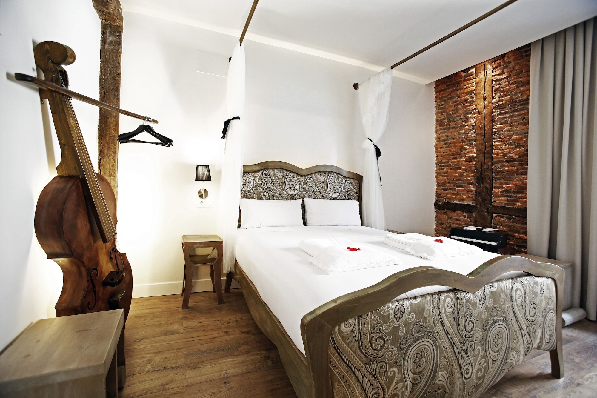 DELUXE, QUEEN BED