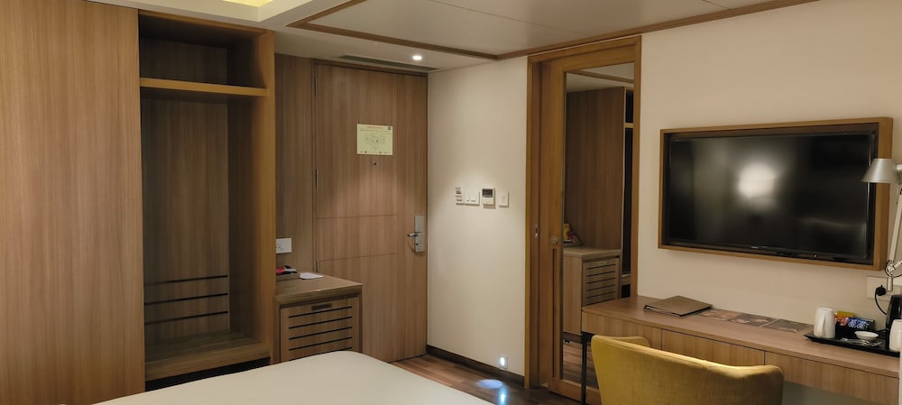 Royal Hometel Suites Dahisar Mumbai 43/43