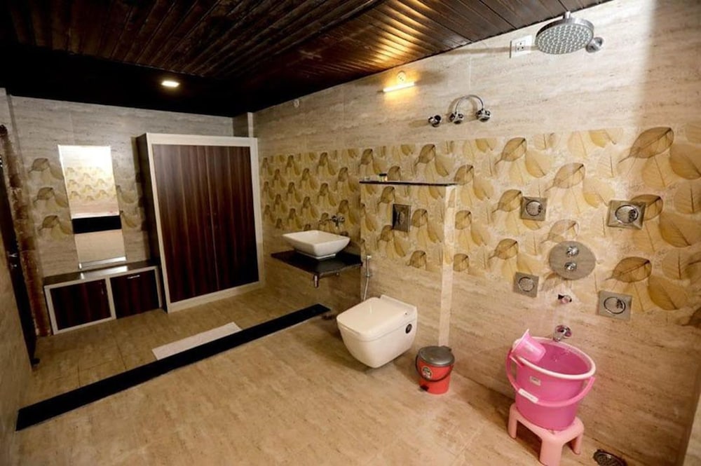 Rock Star Hotel 18/30