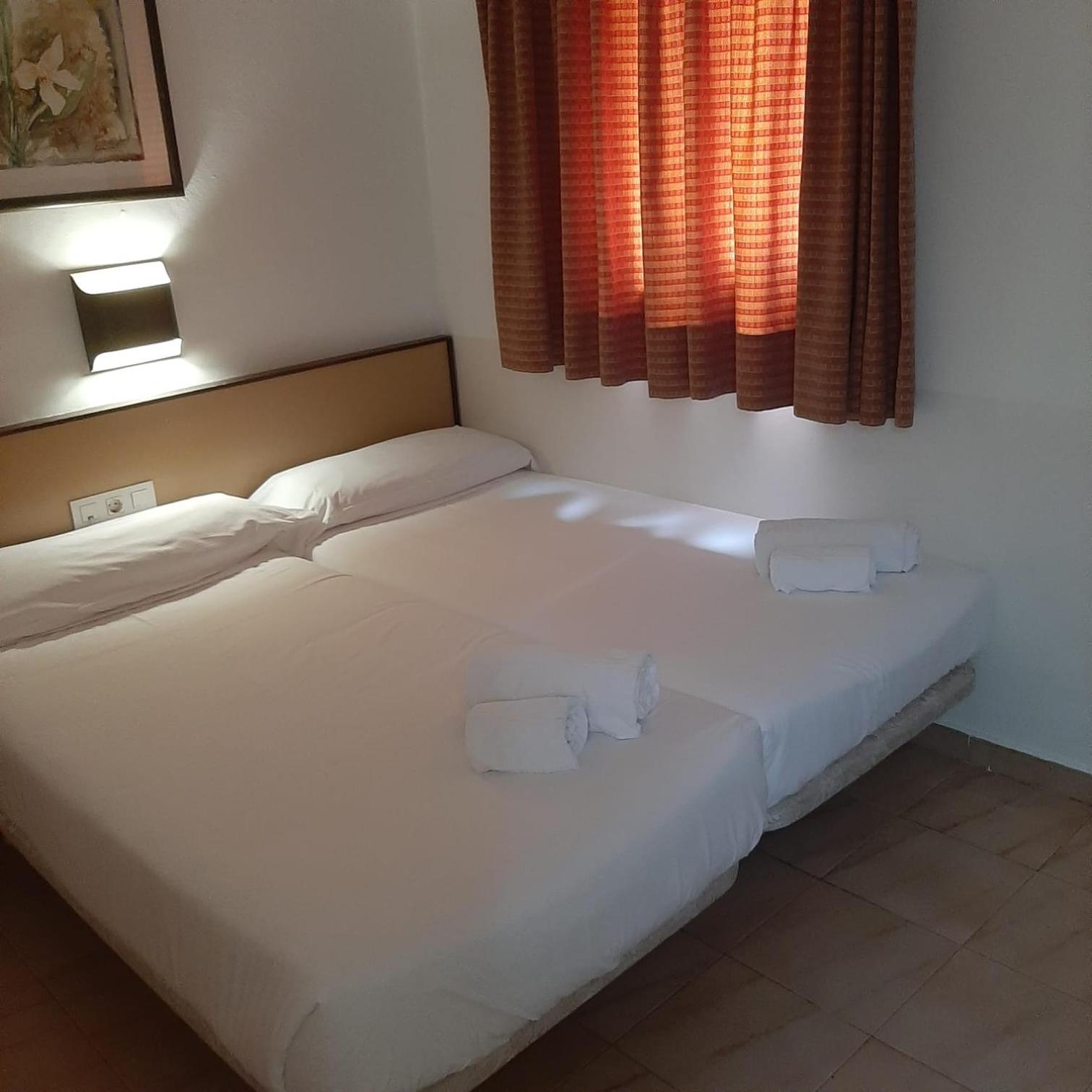 Budget, Twin Beds, Shared Bathroom