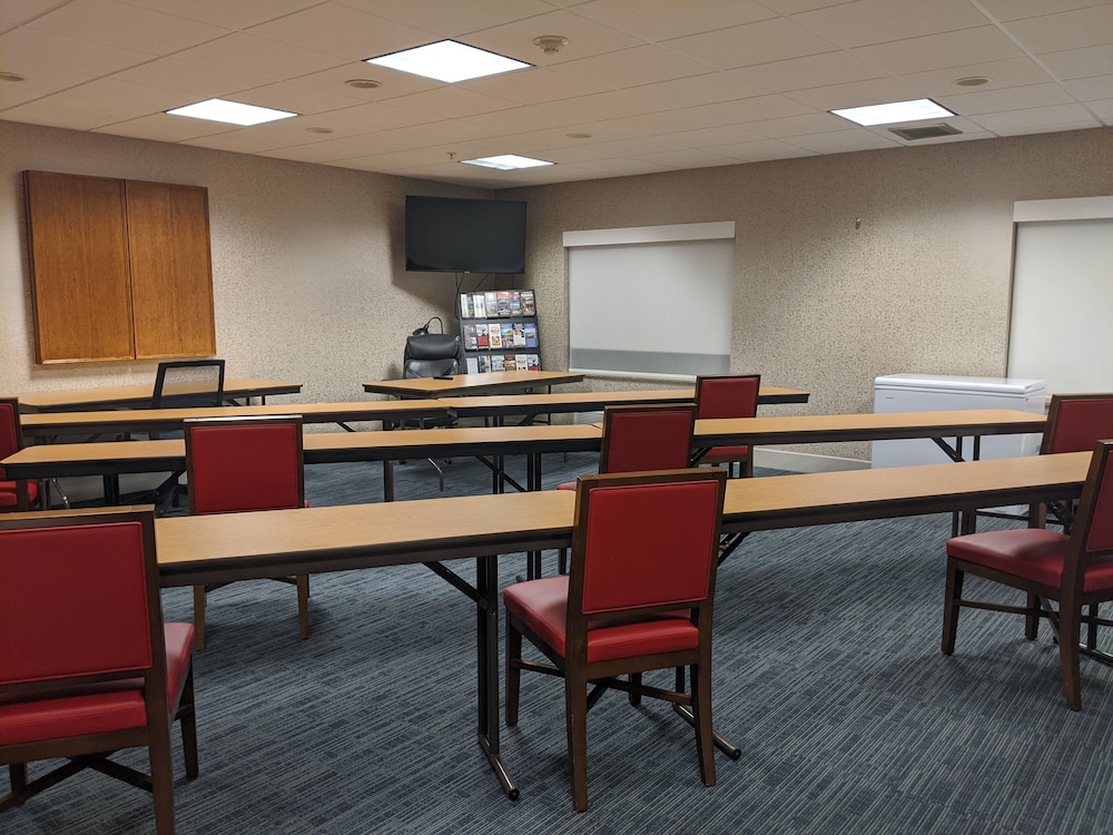 Holiday Inn Express & Suites Claypool Hill (Richlands Area) 63/63