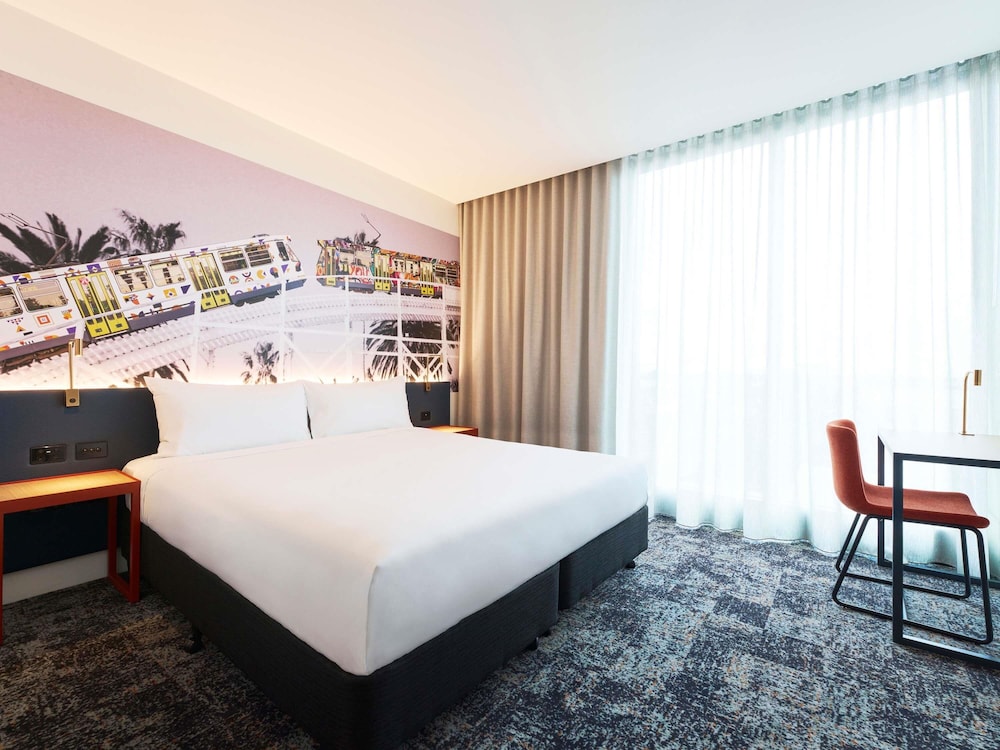 DELUXE, KING BED, RUNWAY VIEW