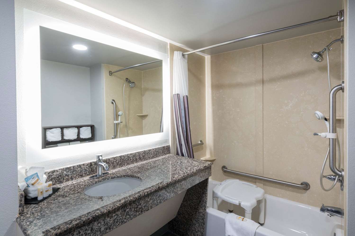 La Quinta Inn Suites Clarksville 55/59