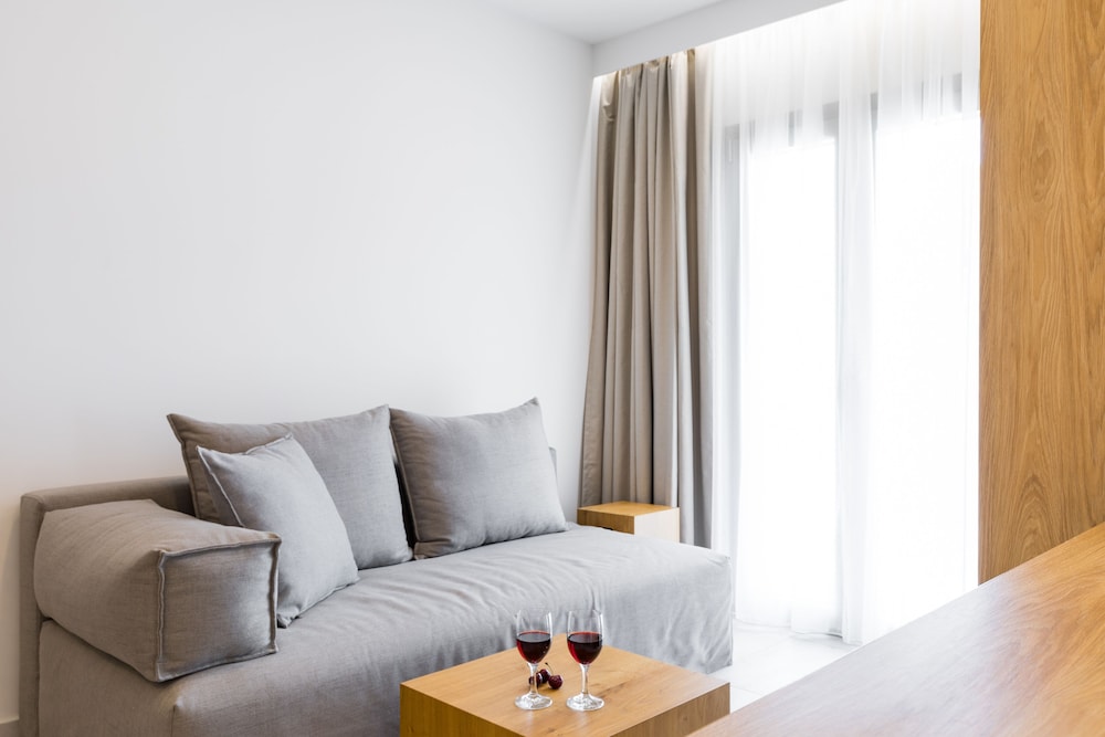 V Luxury Suites 20/50
