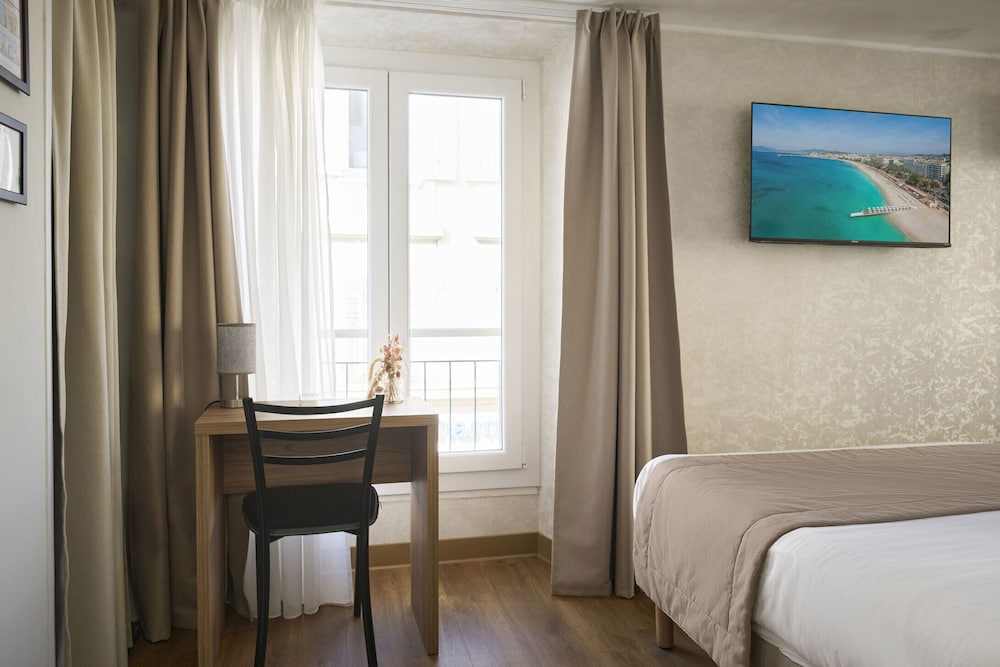 غرفة عائلية بسرير مزدوج وسريرين منفصلين، Hotel Des Congres Et Festivals 8/10
