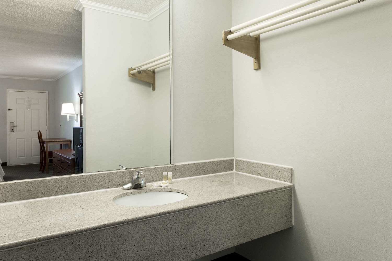 Days Inn By Wyndham Clinton 21/21