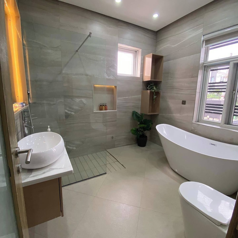 Adna Hotel 50/50