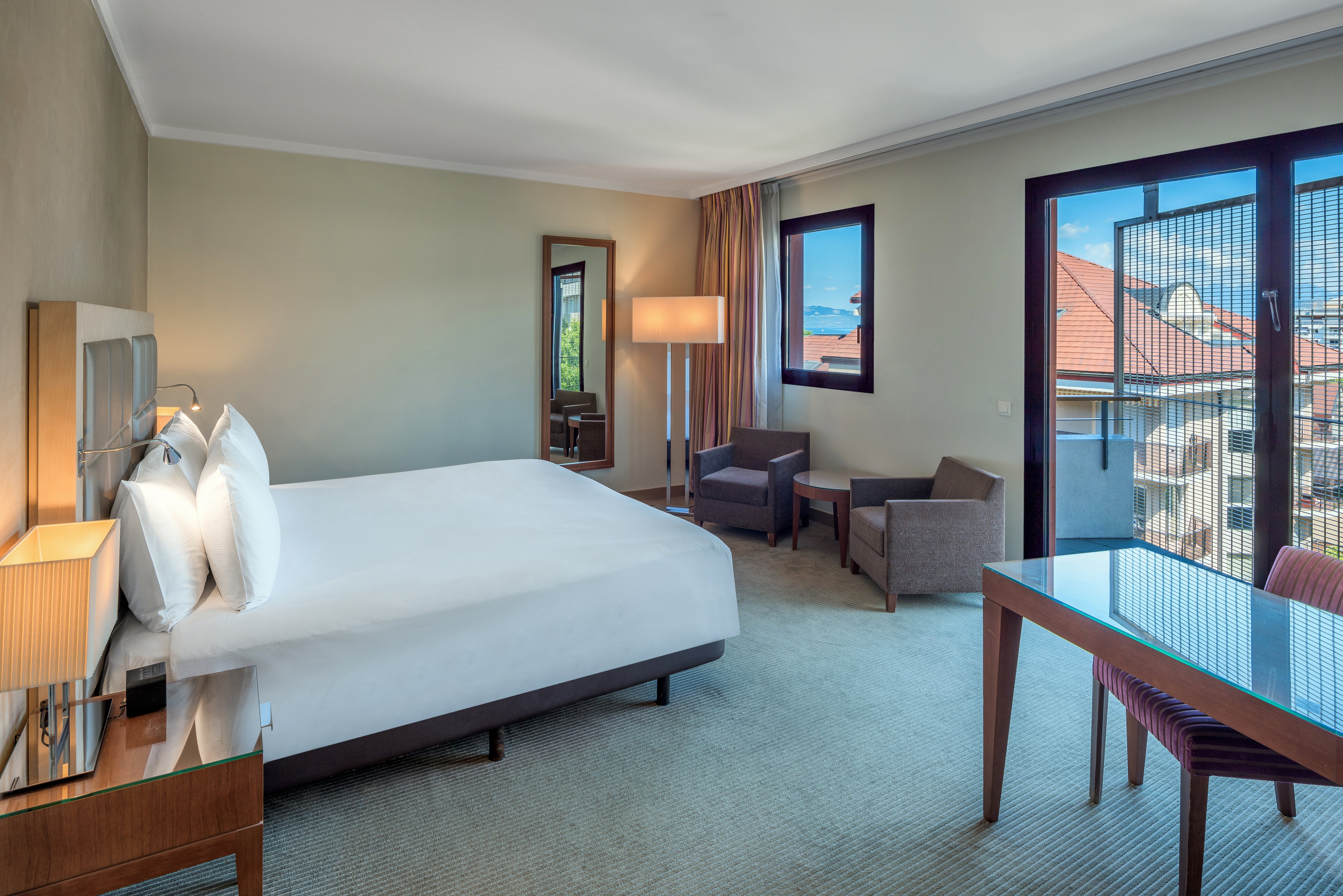 Room, King Bed, Partial Lake View