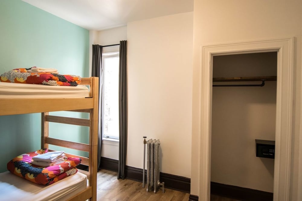 Economy, Bunk Beds, Bathtub