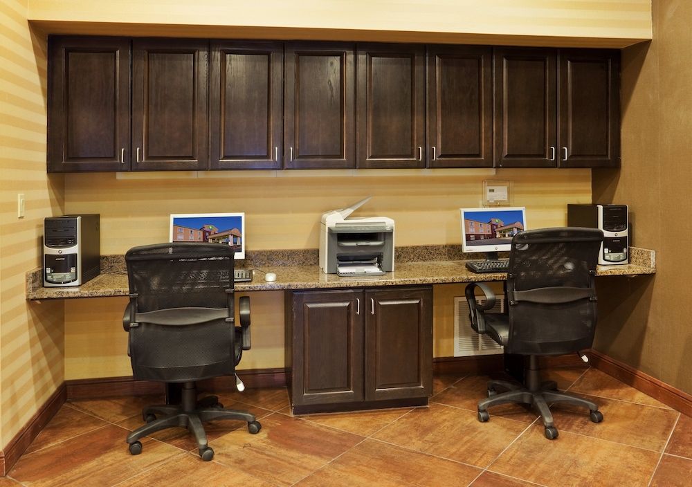 Holiday Inn Express Hotel Suites Cleburne 66/76