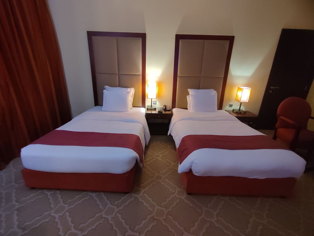 Grand Regal Hotel 16/60