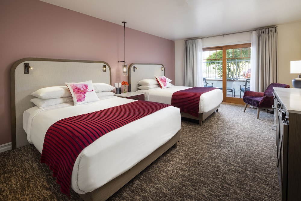 Suite, 2 Queen Beds, Sofa