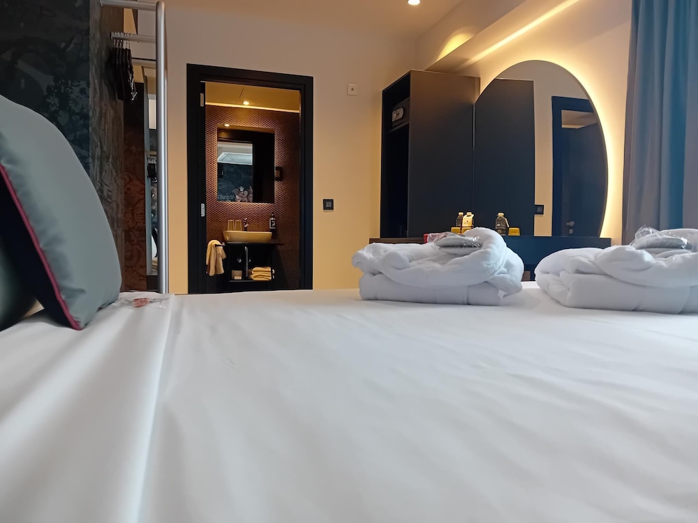DELUXE, DOUBLE BED