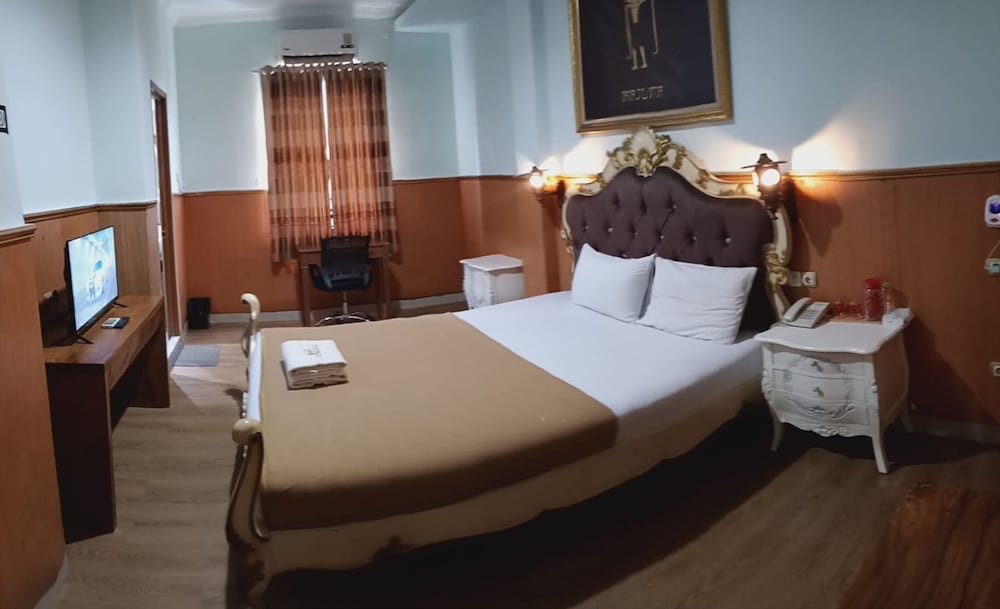 BUSINESS, QUEEN BED