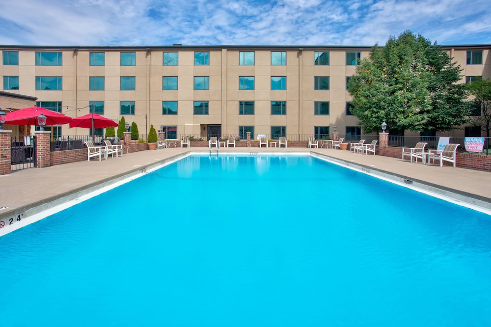 Crowne Plaza Chicago Northbrook 63/66