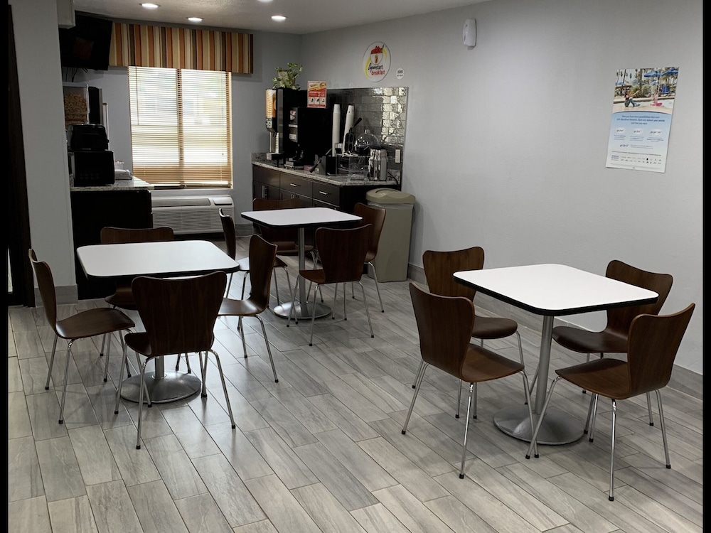 Super 8 by Wyndham Lincoln IL 34/44