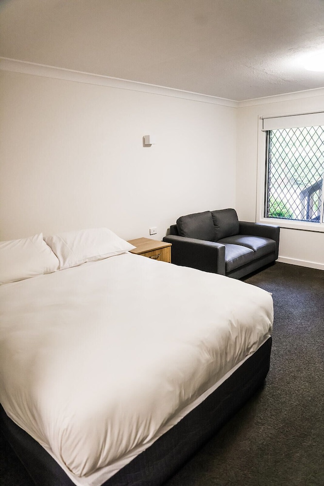 Elizabethan Lodge 24/56