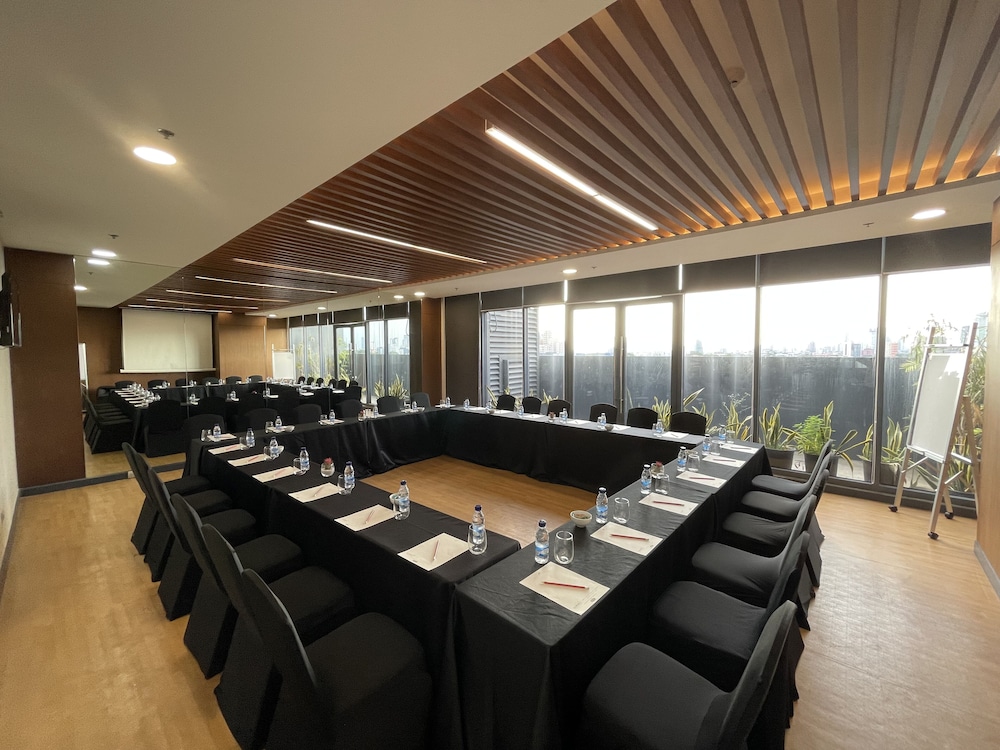 Summit Hotel Greenhills 46/61