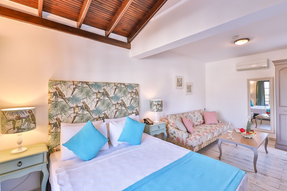 Deluxe, Double Bed, Pool View, Sofa