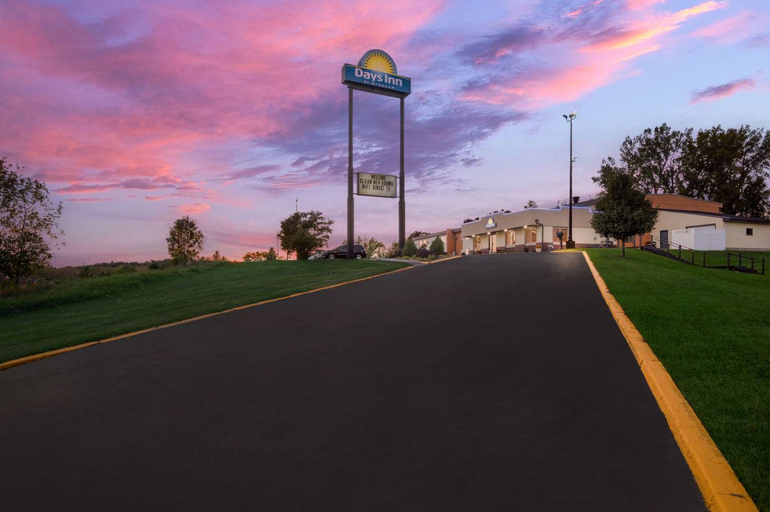 Days Inn by Wyndham Newton - LA 31/34