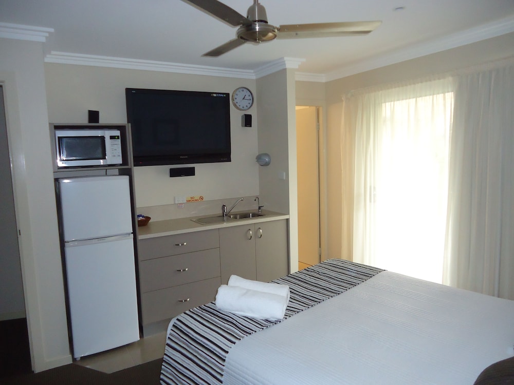 Aston Hill Motor Lodge 11/43
