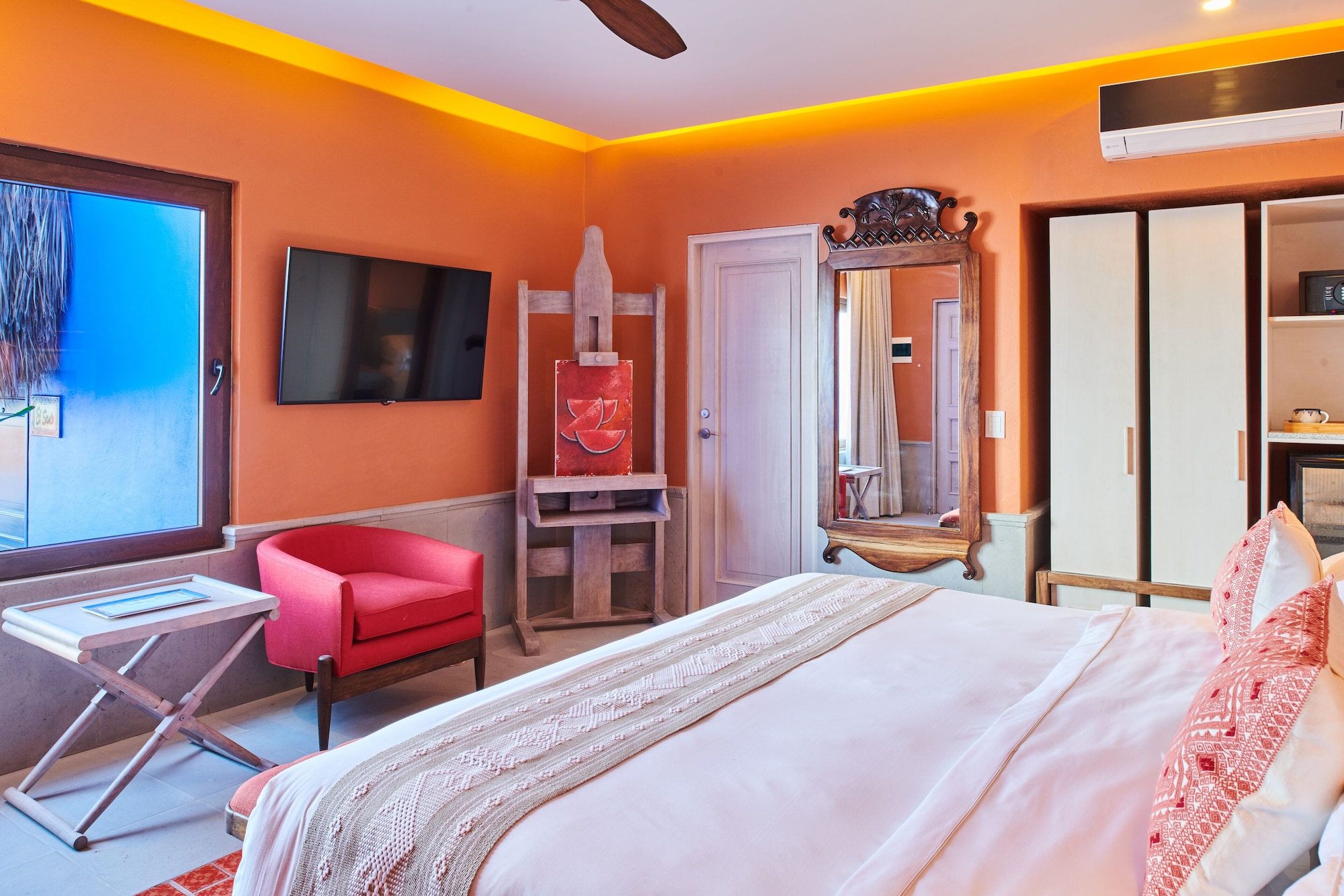 DELUXE, KING BED