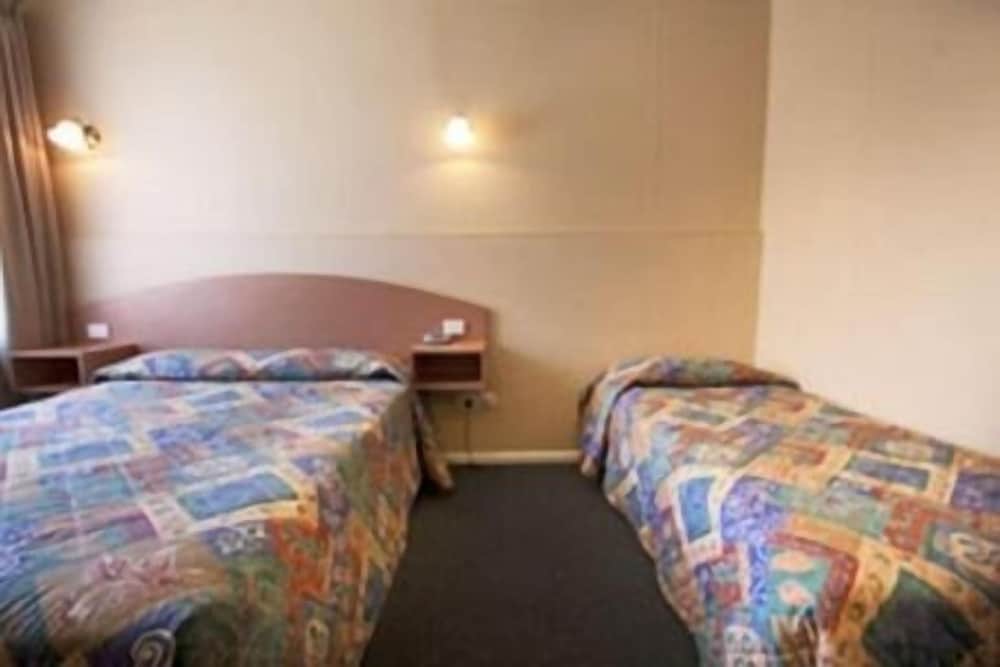 PARKVILLE MOTEL 33/56