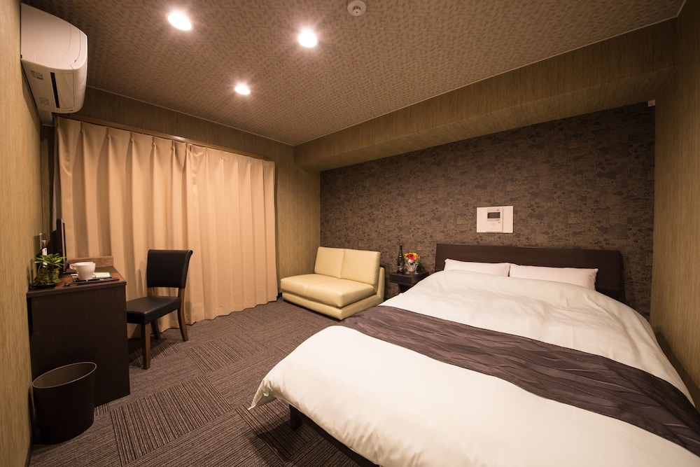 ROOM, DOUBLE BED