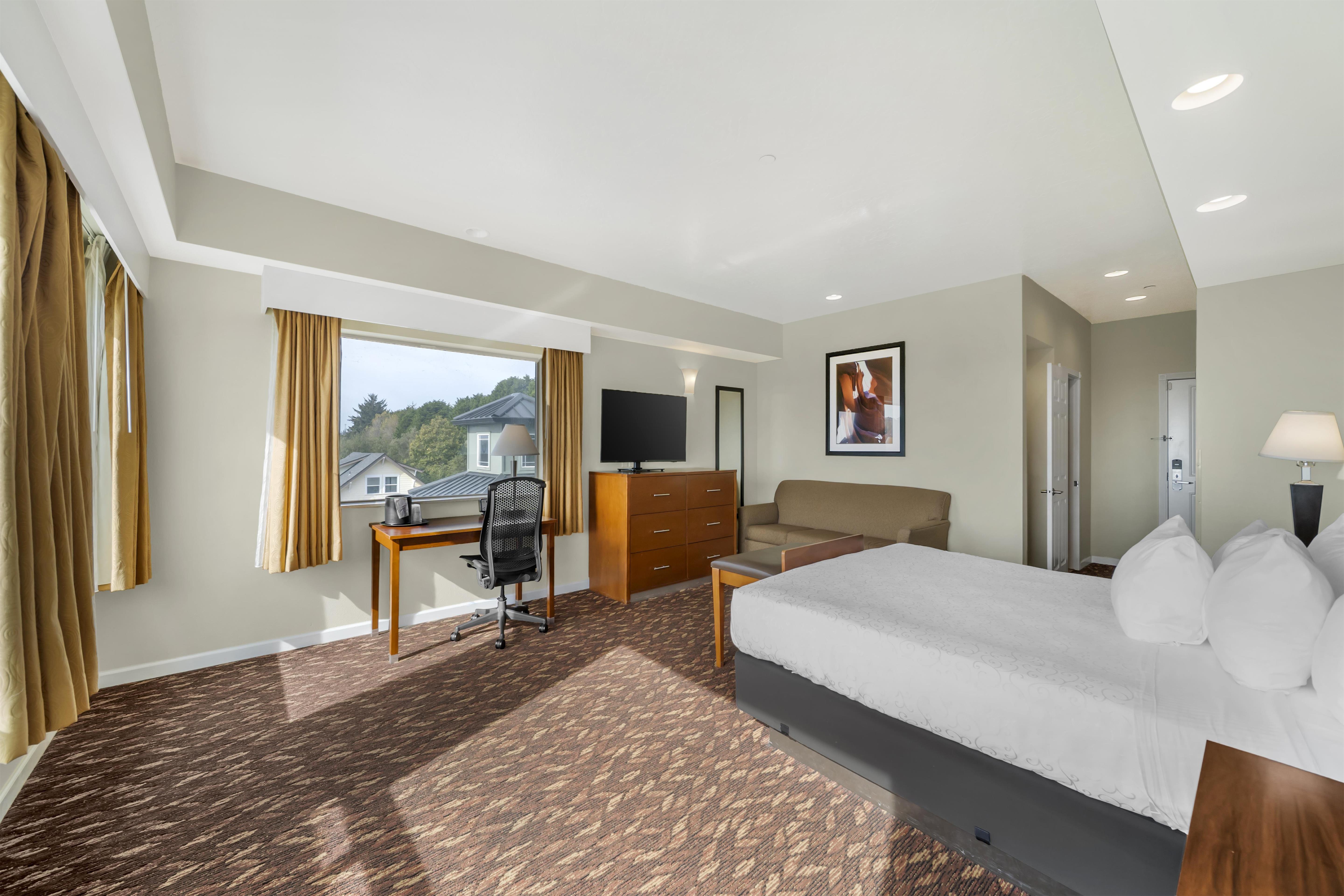 Room, King Bed, Partial Harbour View