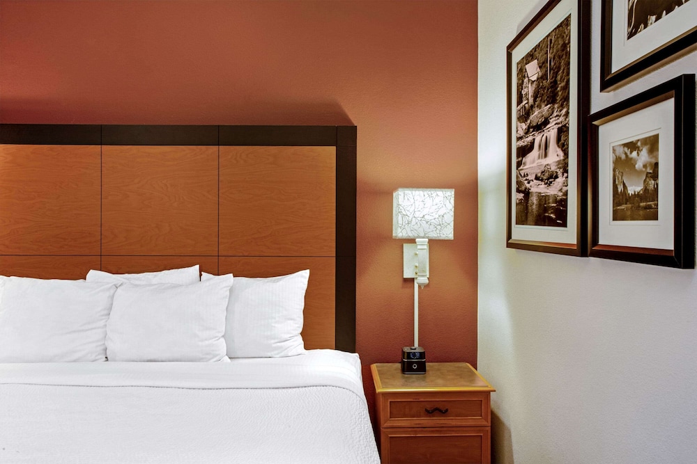 La Quinta Inn Suites Winston Salem 30/64