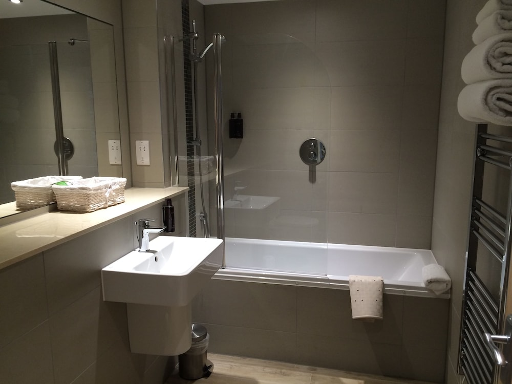 Orsett Hall Hotel 45/46