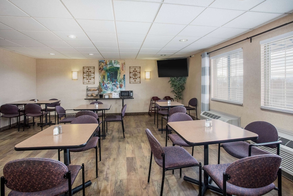 Travelodge by Wyndham Colorado Springs Airport/Peterson AFB 35/44