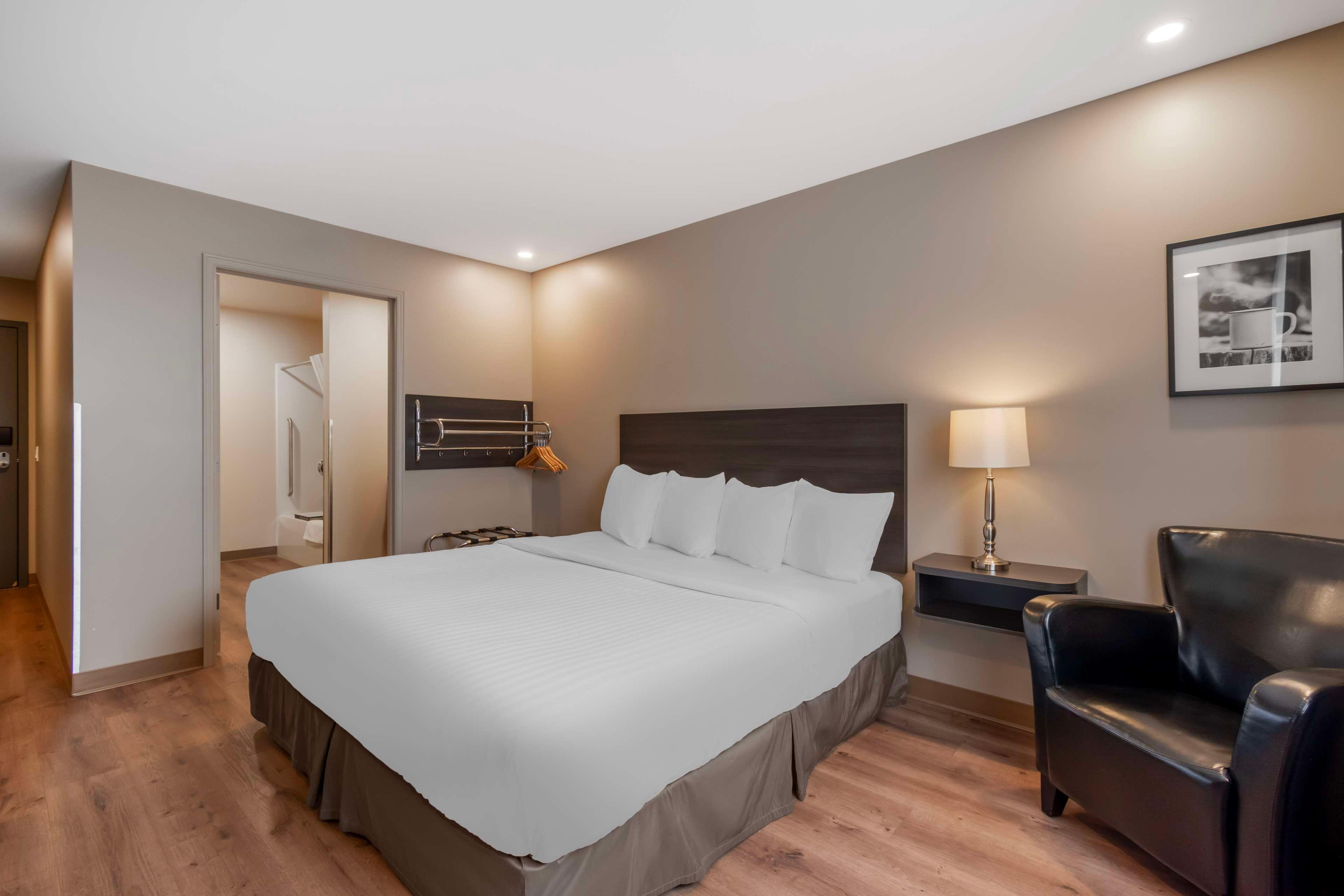 غرفة بسرير كينج لذوي الإعاقة، Villa Inn and Suites, SureStay Collection By Best Western 3/5