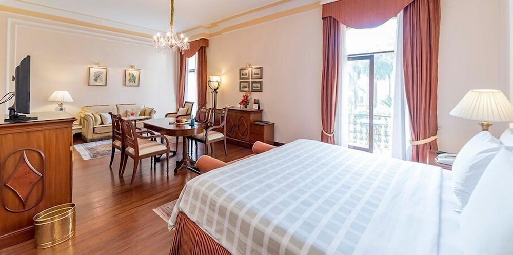 THE OBEROI GRAND 36/81